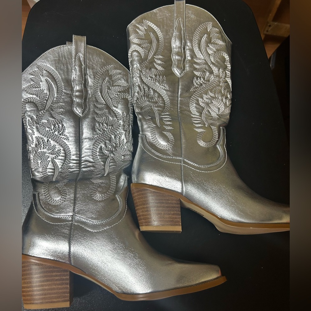 Elegant Silver Heeled Boots with Embroidery